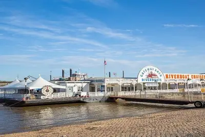 St Louis Premium Driving Tour With St Louis Arch & River Cruise