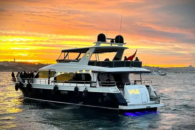 Istanbul Bosphorus Sunset Luxury Yacht Cruise with Snacks